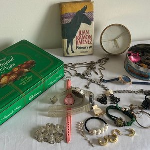 Lote de bijouterie, relojes, libro y varios - imagen 2