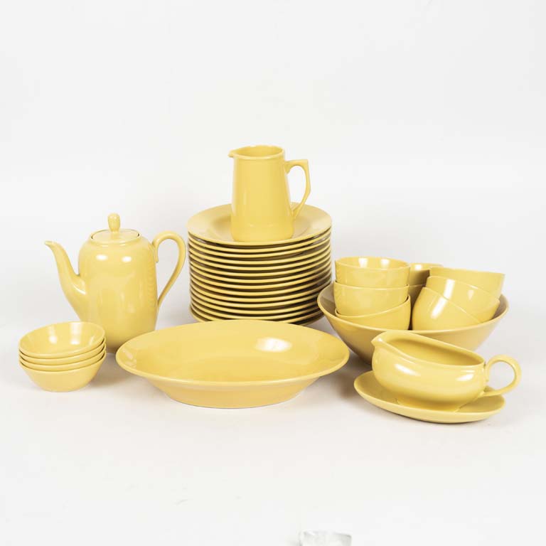 33 Piezas de loza Olmos color amarillo. Plato y taza con cascadura - Medidas: Plato hondo 22cm