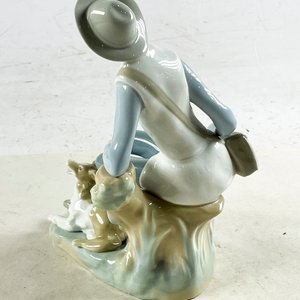 Figura Lladro de Porcelana: Niño Sentado con Perro, 20 cm - imagen 2