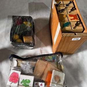 Lote siguiente: Accesorios de Domino de Madera con Figuras y Esponjas