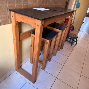 Mesa de arrime alta con dos banquetas en madera - imagen 3