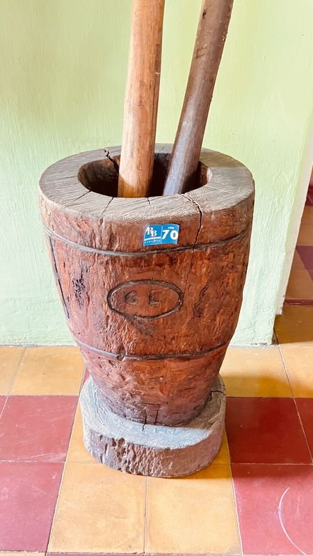 MORTERO RUSTICO TALLADO A MANO CON 2 PILONES - imagen 2