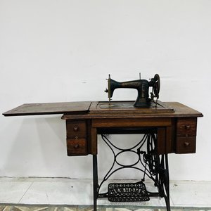 Máquina de Coser Antigua New Home con Mueble y Pedal - imagen 1