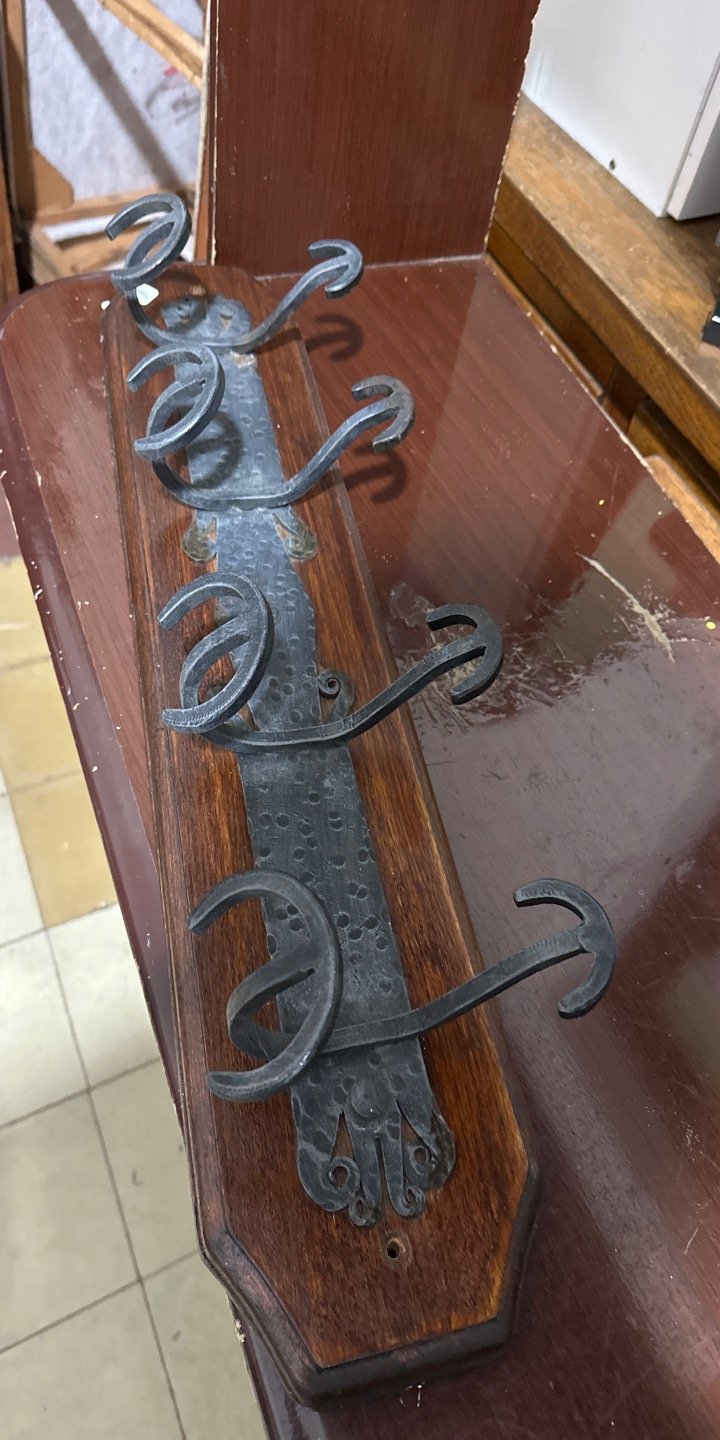 Lote siguiente: Perchero de metal con diseño de scrollwork