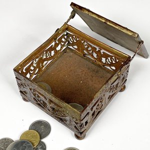 Cofre Alhajero Metálico Decorado con Monedas Varias - imagen 4