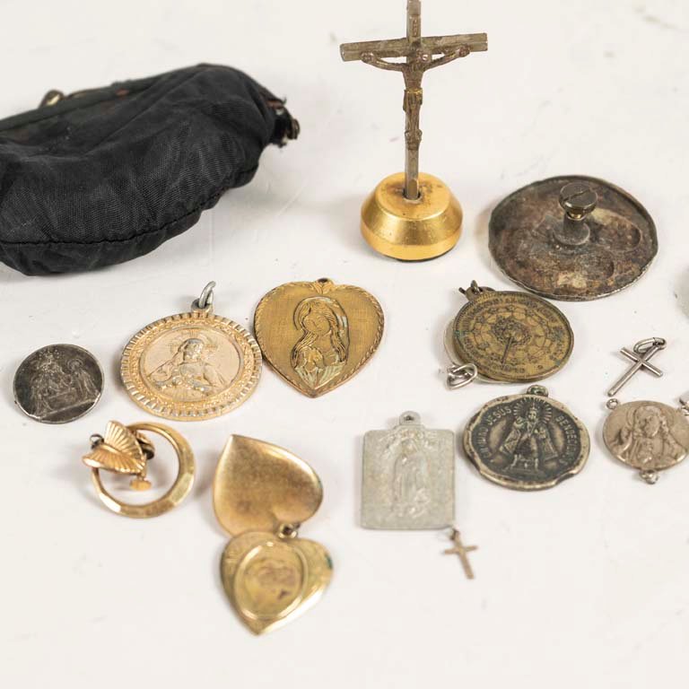 Colección de objetos religiosos de metal - imagen 2