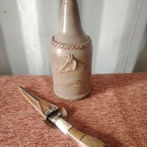 Lote anterior: Cuchillo Artesanal con Botella Decorativa "Sombrero"