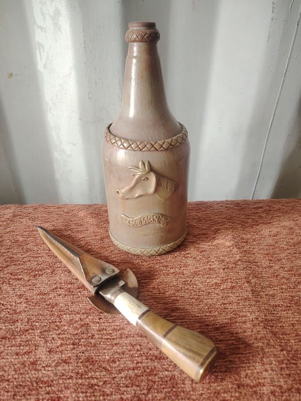 Cuchillo Artesanal con Botella Decorativa "Sombrero"
