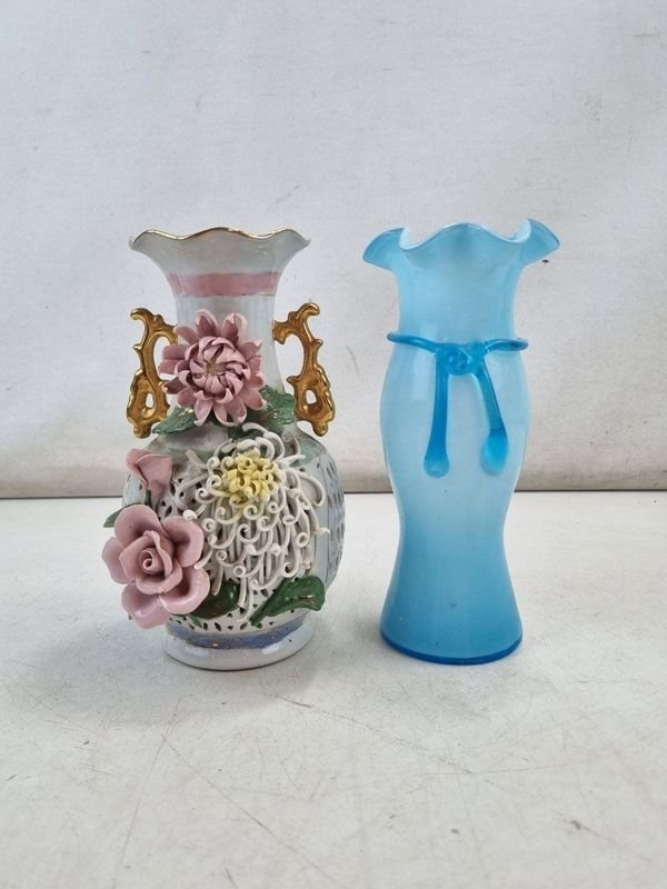 L 061 - 2 Piezas - Par de floreros decorativos, uno en fina porcelana china con relieve floral y calado, y otro en vidrio opalescente color celeste con detalles aplicados - imagen 1