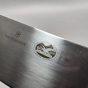 Cuchillo Profesional Victorinox Hoja Ancha Negra Made in Switzerland - imagen 2