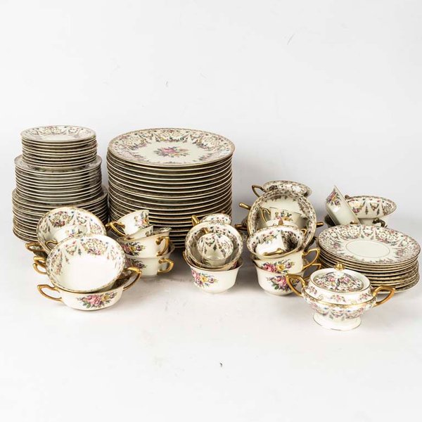 103 Piezas de mesa porcelana alemana Rosenthal, diseño floral, borde dorado (algunos con desgaste). Medidas: 10x6 cm