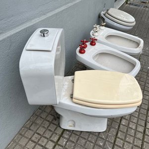 Lote de 4 Inodoros y 2 Bidets Blancos con Grifería - imagen 7