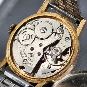 Reloj Mondaine de Luxe Dorado 17 Rubíes con Calendario y Malla Metálica - imagen 4