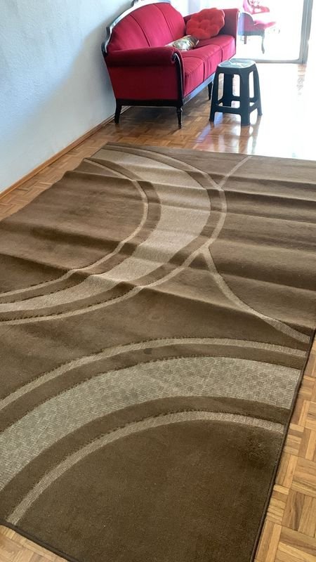 Lote siguiente: Alfombra grande de sala con diseño geométrico y abstracto