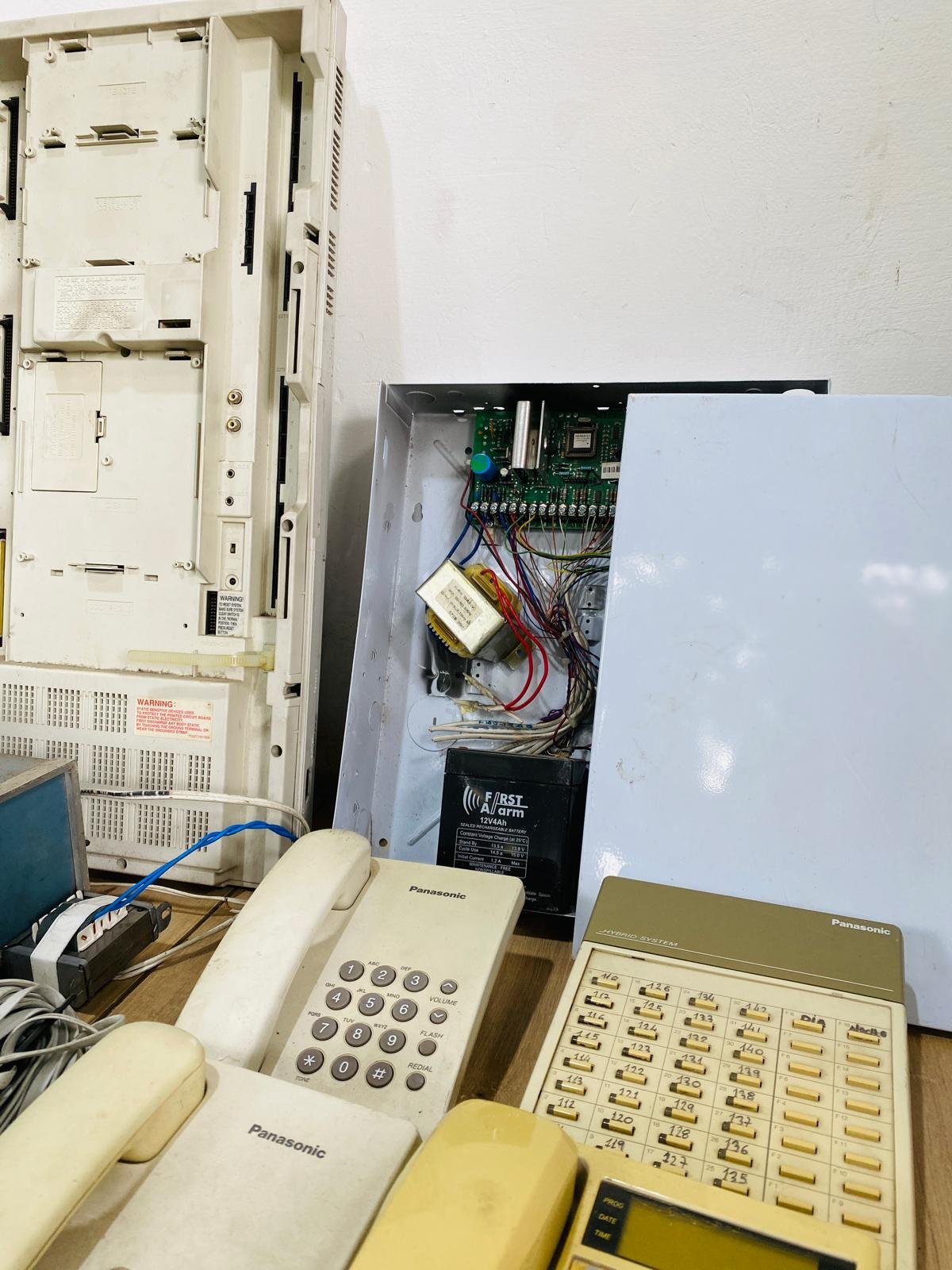 Item lote-de-varios-telefonos-de-linea-central-telefonica-osciloscopio-y-otros - Image 2