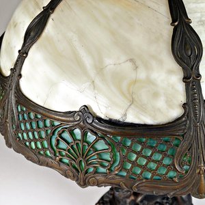 Lámpara de Bronce con Figuras de Damas Aladas y Pantalla Estilo Tiffany - imagen 3