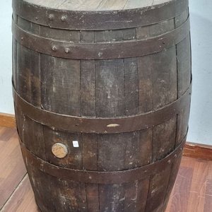 Lote siguiente: Barrica Antigua de Madera con Aros de Hierro Forjado - Uso Decorativo o Mesa Auxiliar