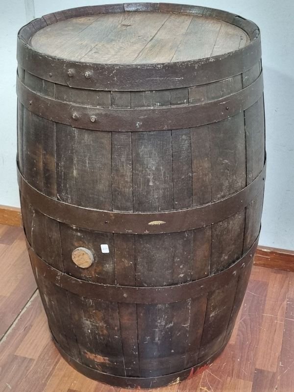 Barrica Antigua de Madera con Aros de Hierro Forjado - Uso Decorativo o Mesa Auxiliar