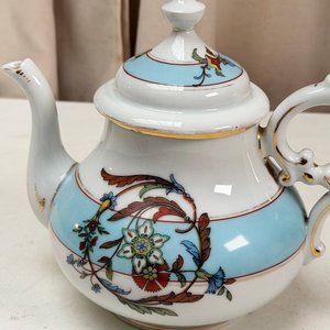 Tetera de Porcelana Isabelina con Diseño Floral y Bordes Dorados - imagen 2