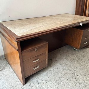 Lote anterior: Escritorio Antiguo con Tapa de Mármol y 6 Cajones