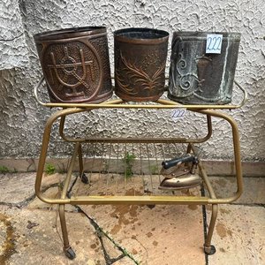 Juego de 2 Porta Macetas de Cobre y Mesa Auxiliar Metálica - imagen 3