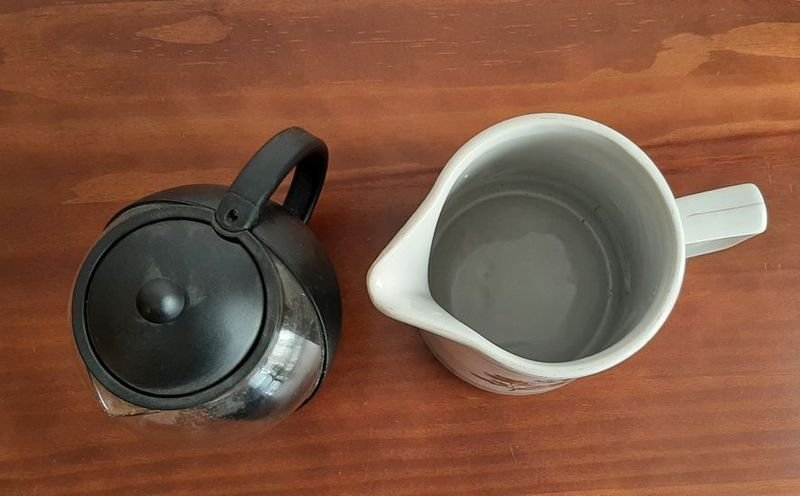 Caja de café y jarras de capuchino - imagen 3