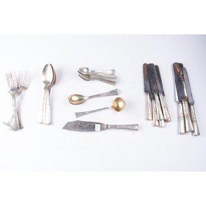 Lote siguiente: Set de 38 Cubiertos de Plata 800 con Hojas Oxidadas