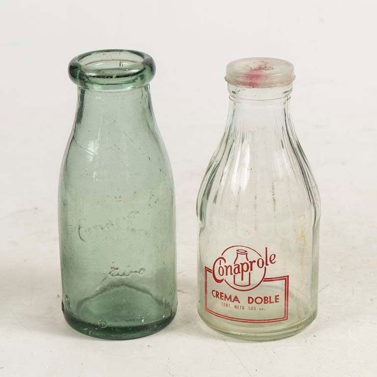 Lote siguiente: Botellas de leche y crema doble Conaprole