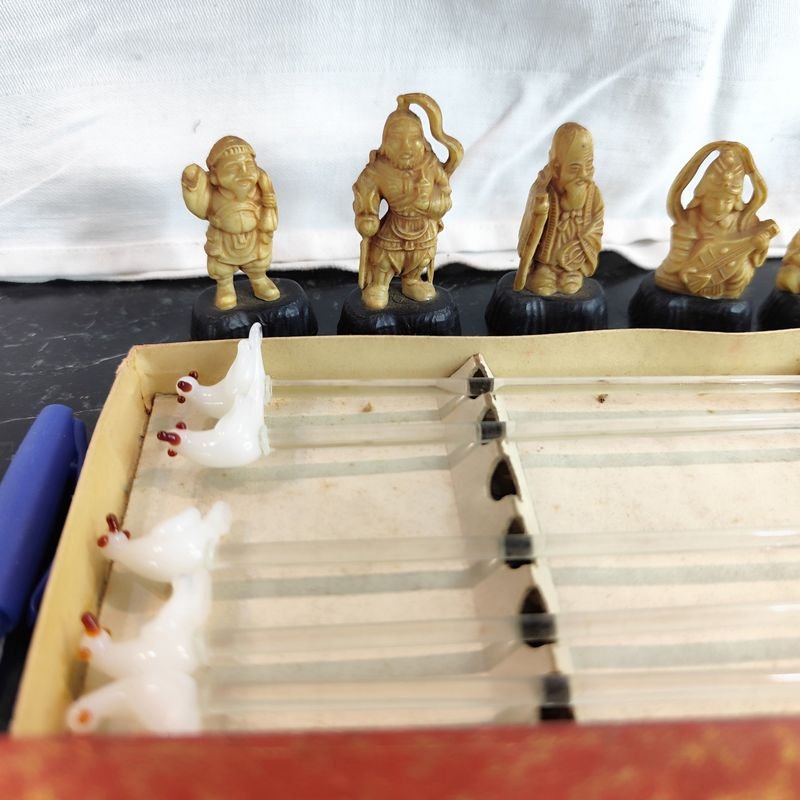Colección de objetos decorativos con revolvedores de vidrio y figuras orientales - imagen 2