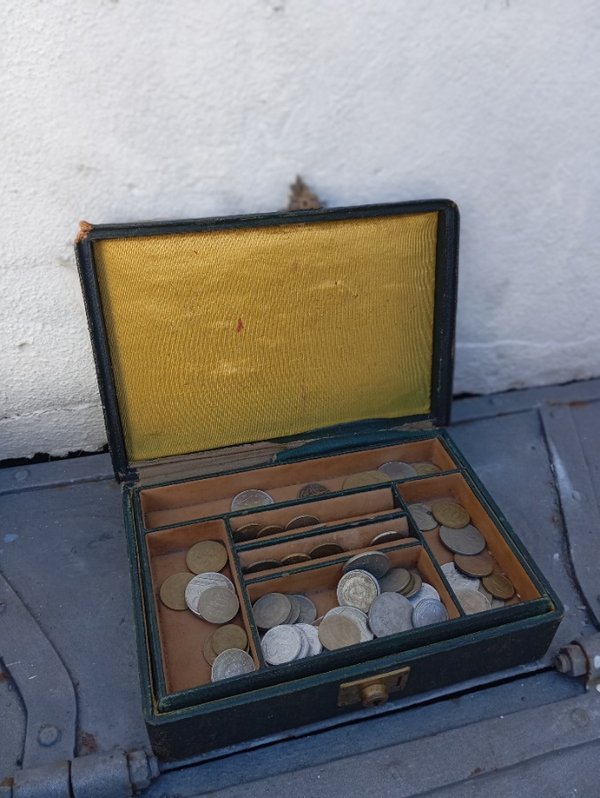 Cofrecito con monedas varias - Colección de monedas en caja - imagen 1