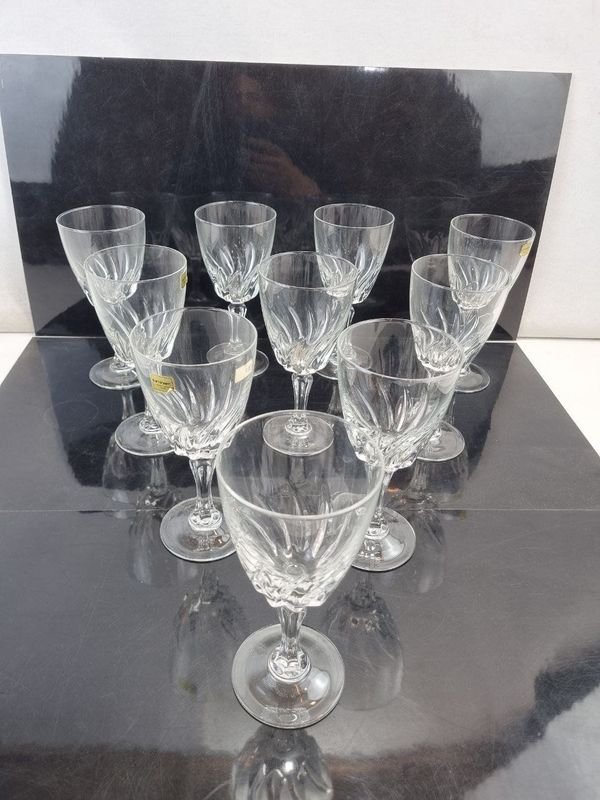 L 394 - 10 Piezas - Set de 10 copas de cristal de diseño, con detalles labrados en su fuste y base, ideales para brindis y celebraciones (Con Etiqueta)