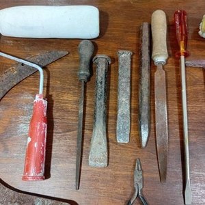 Lote de Herramientas Varias: Hoz, Destornilladores, Pinzas, Llave Morsa y Más - imagen 3
