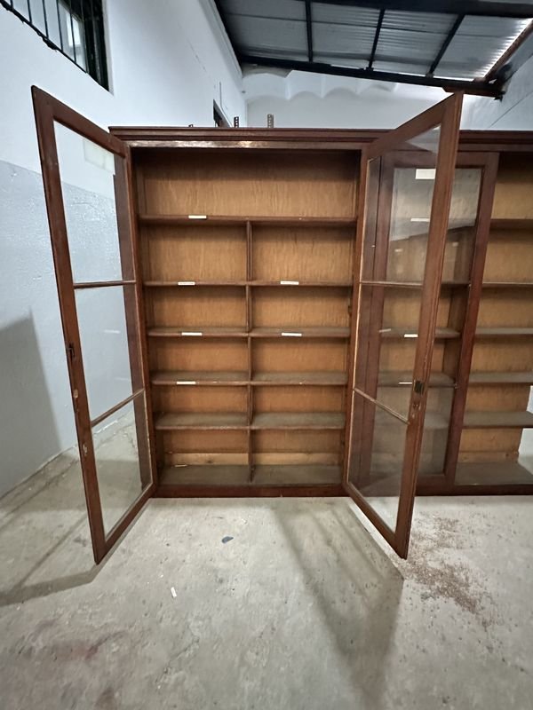 Librería de madera con tres puertas - imagen 2