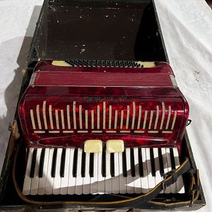 Acordeón a Piano Rojo con Estuche - imagen 3