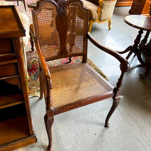 Lote siguiente: Sillón de madera con asiento y respaldo de mimbre