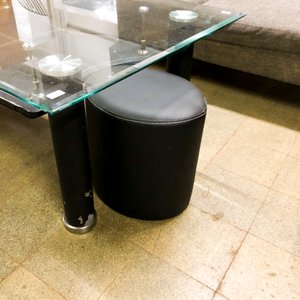 Mesa de Centro de Vidrio con Patas Negras y Banqueta - imagen 3