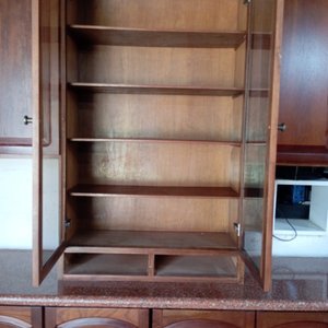 Amoblamiento de Cocina en Cedro: Bajo Mesada con Granito y Placard Colgante - imagen 8