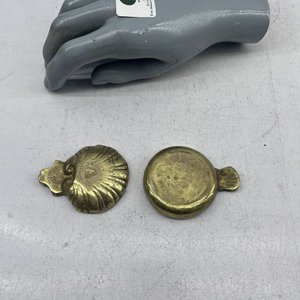 Dos Despojadores de Bronce Macizo con Diseño de Concha y Rostro - imagen 2