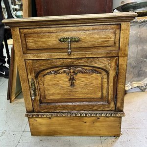 Mesita de Luz Antigua de Roble Tallado con Cajón y Puerta - imagen 1
