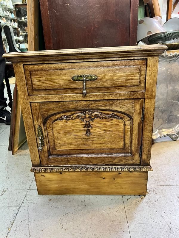 Mesita de Luz Antigua de Roble Tallado con Cajón y Puerta