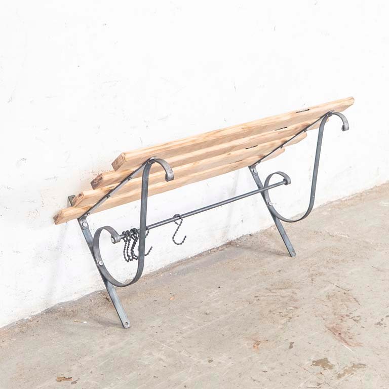 Lote siguiente: Ganchera de madera y metal para planchar