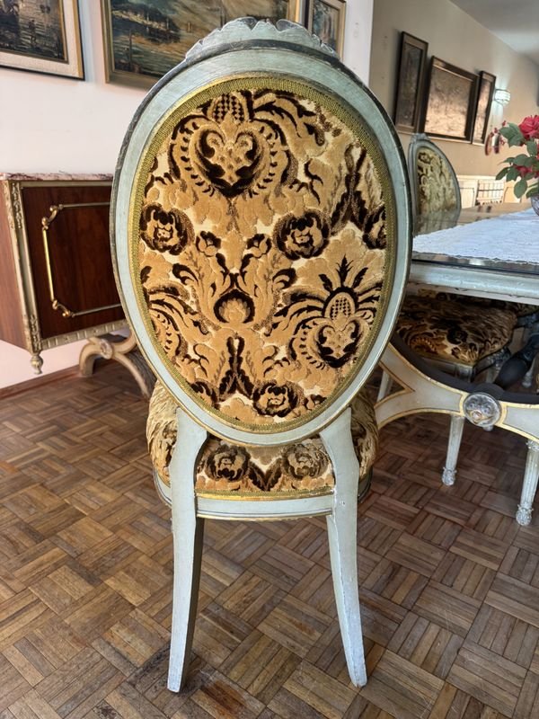 Excepcional juego de comedor estilo Francés con mesa extendible y 6 sillas tapizadas en Brocato - imagen 10