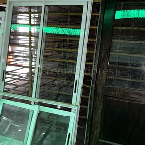 Lote siguiente: Ventanas y Puerta de Madera para Construcción