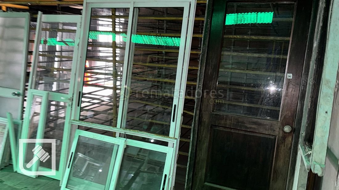 Ventanas y Puerta de Madera para Construcción