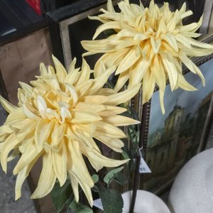 Dos Grandes Floreros Blancos con Flores Artificiales - imagen 5