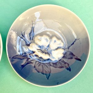 Par de platitos en porcelana sellada Royal Copenhagen - Dinamarca. Numerados. Periodo Art Nouveau. Diametro: 10 cm. - imagen 3