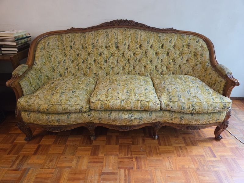 Sillón de estilo Luis XV con respaldo capitoneado y estructura esculturada - imagen 2