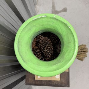 Jarrón Verde Grande de Cerámica Pintado a Mano con Piñas Decorativas - imagen 4