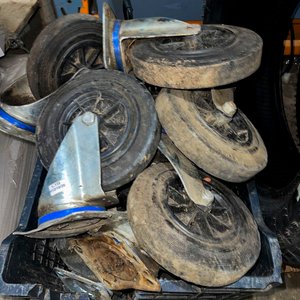 Lote siguiente: Set de 12 Ruedas Giratorias con Freno para Mobiliario