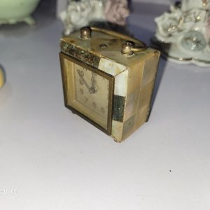 Lote de Adornos Decorativos Variados: Candelabros, Figuras, Reloj y Más - imagen 6